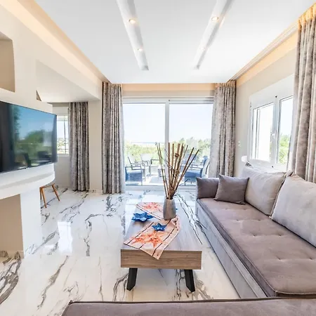 Thomas - Private Pool - Sleeps 7 *