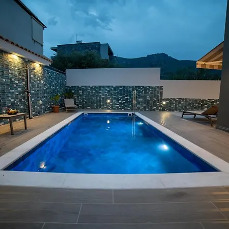 Thomas - Private Pool - Sleeps 7