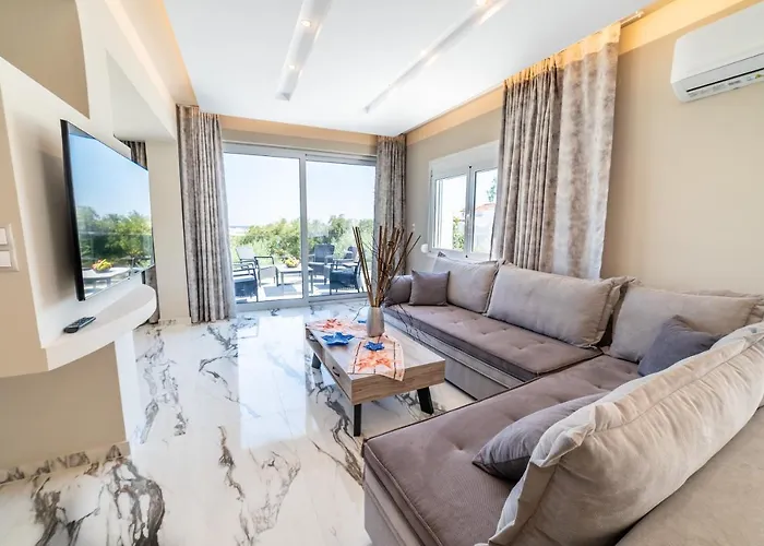 Thomas - Private Pool - Sleeps 7 *