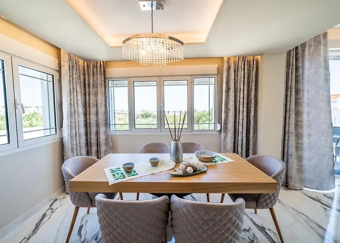 Thomas - Private Pool - Sleeps 7 *