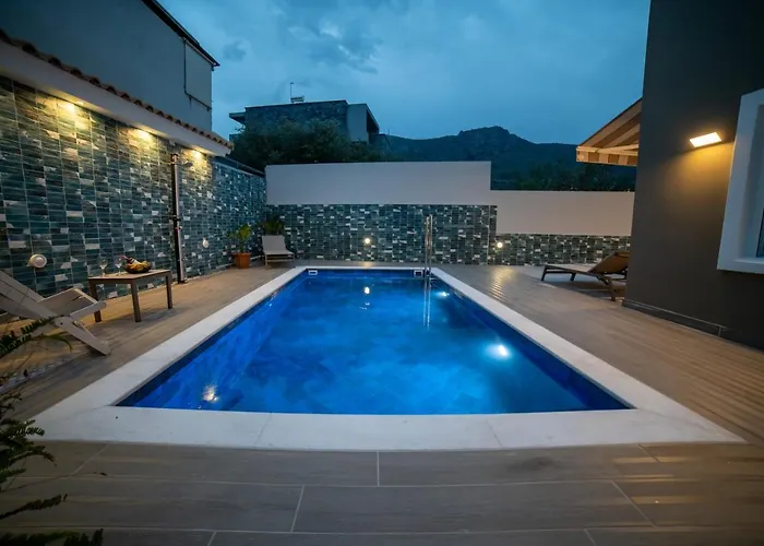 Thomas - Private Pool - Sleeps 7