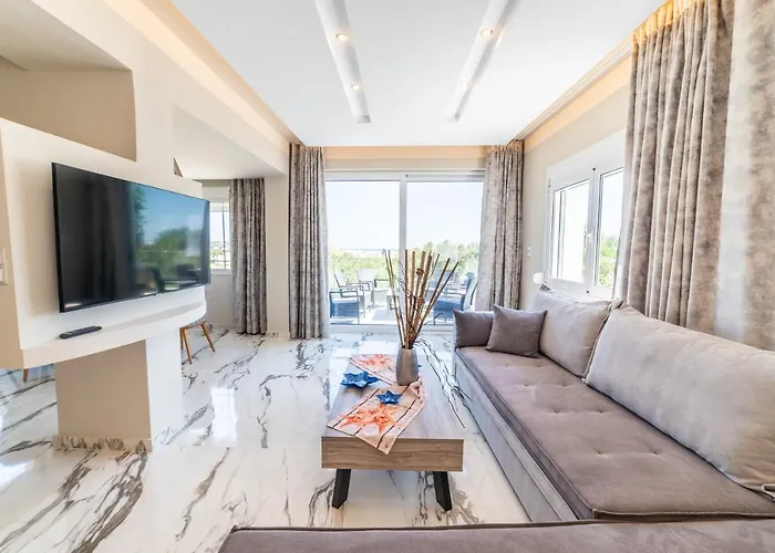 Thomas - Private Pool - Sleeps 7 *