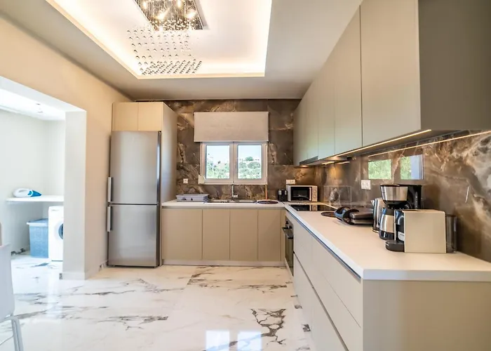 Thomas - Private Pool - Sleeps 7